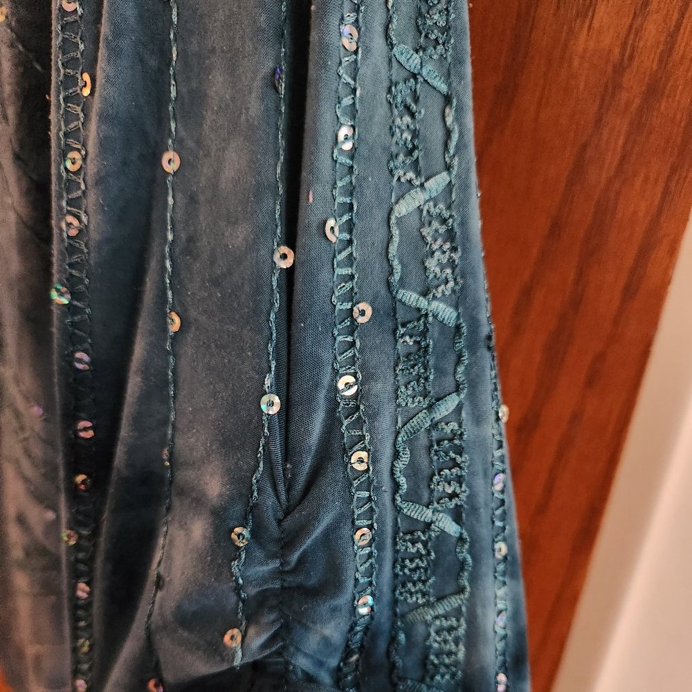 Dressbarn teal green sequin embroidered vneck top xl - Picture 2 of 5